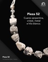 Pieza 52 · Cuarzo serpentina, cristal, metal e hilo blanco